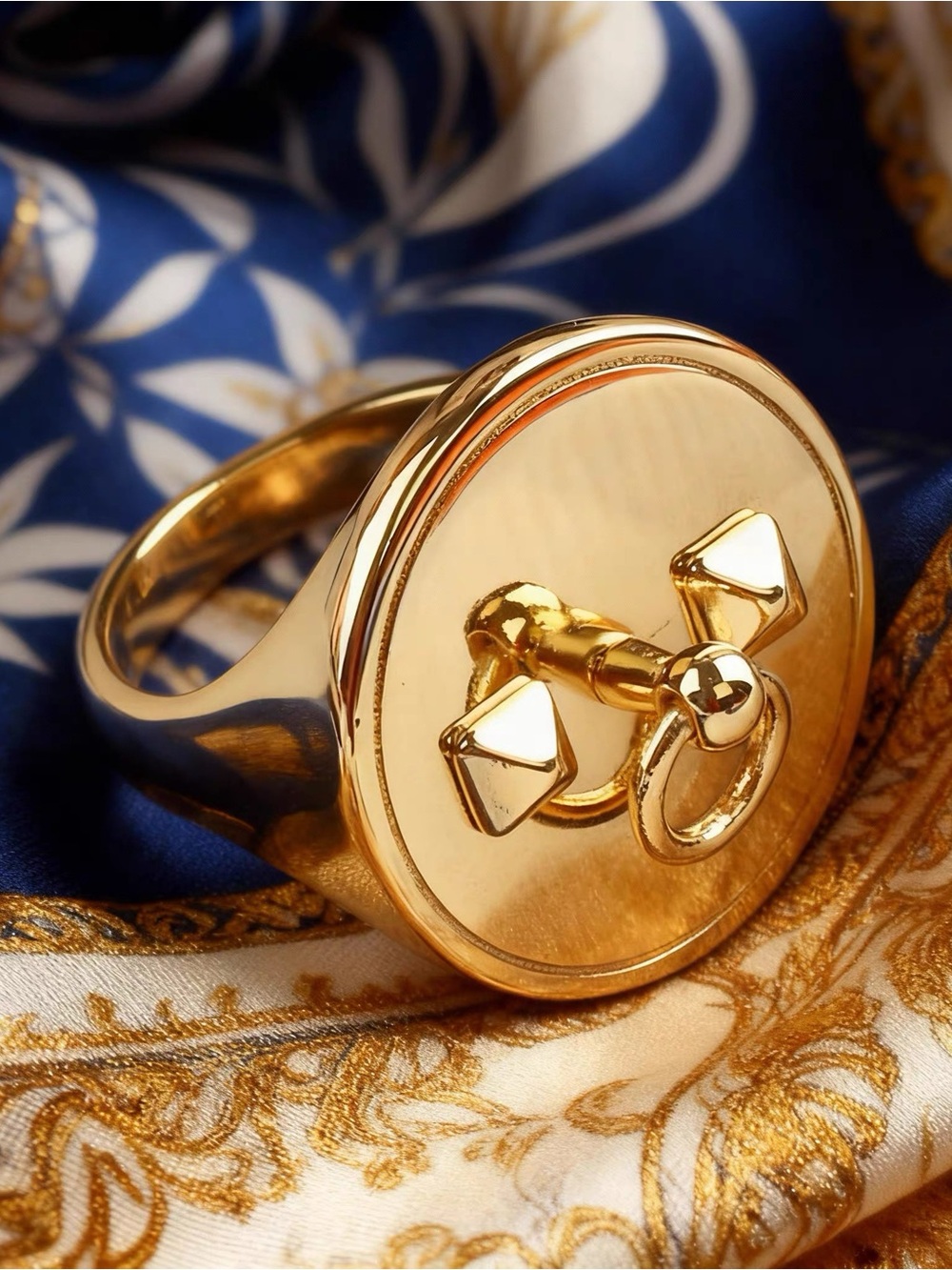 Luxury Gold-Tone Paramid 90cm Scarf Ring